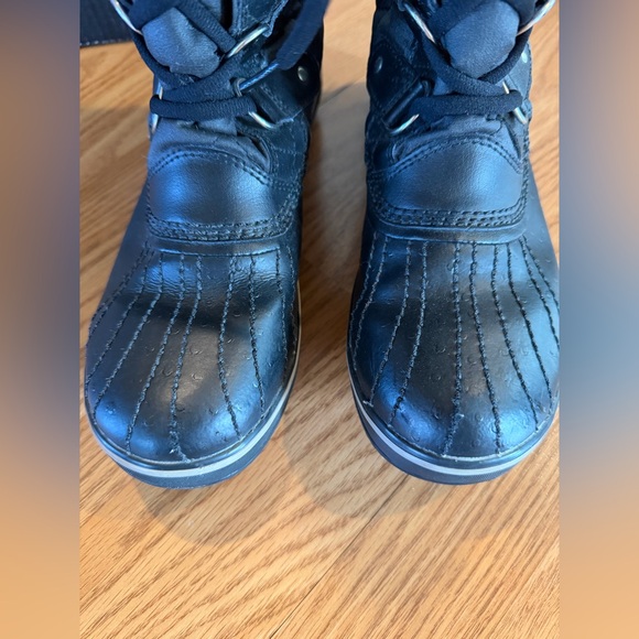 Sorel Black Boots with Gray Fur Trim 8.5 - Picture 3 of 6